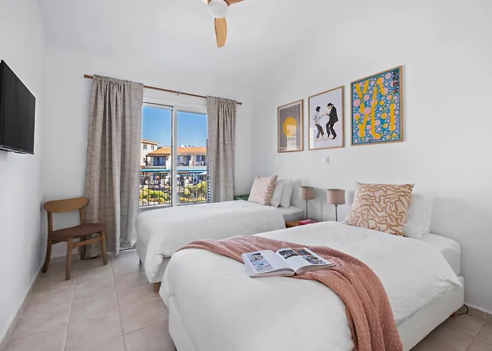 Chic Oasis Poolside By Nomads Apartmán